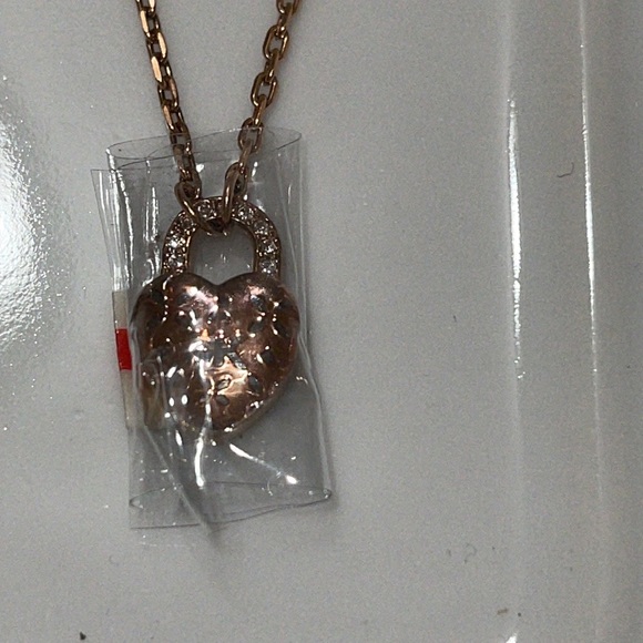 Michael Kors necklace, Rose Gold, heart shaped pendant on 18’ chain - Picture 3 of 8